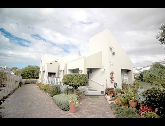 4 BEDROOM HOUSE FOR SALE IN HARTENBOS HEUWELS
